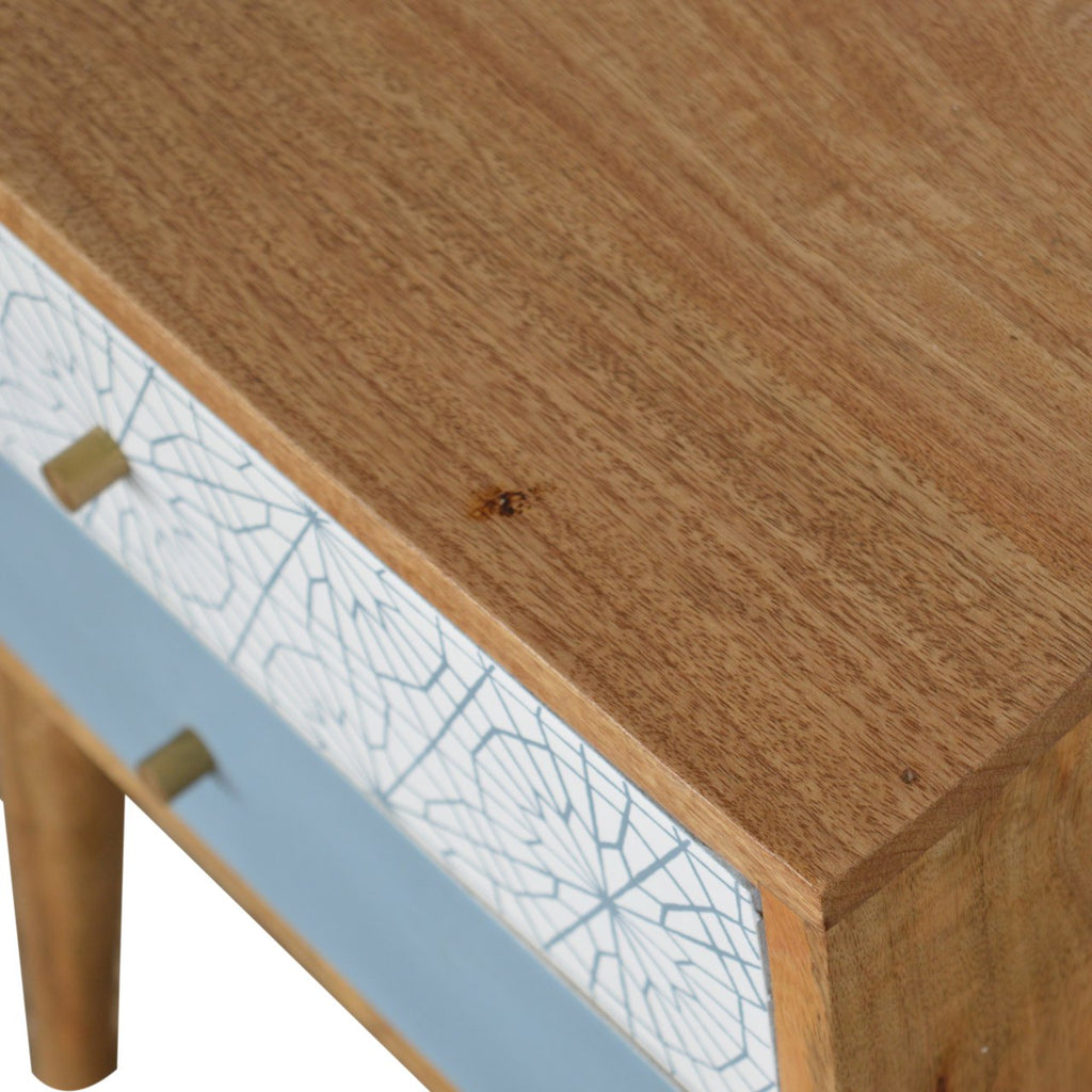Table de chevet bleu à motifs