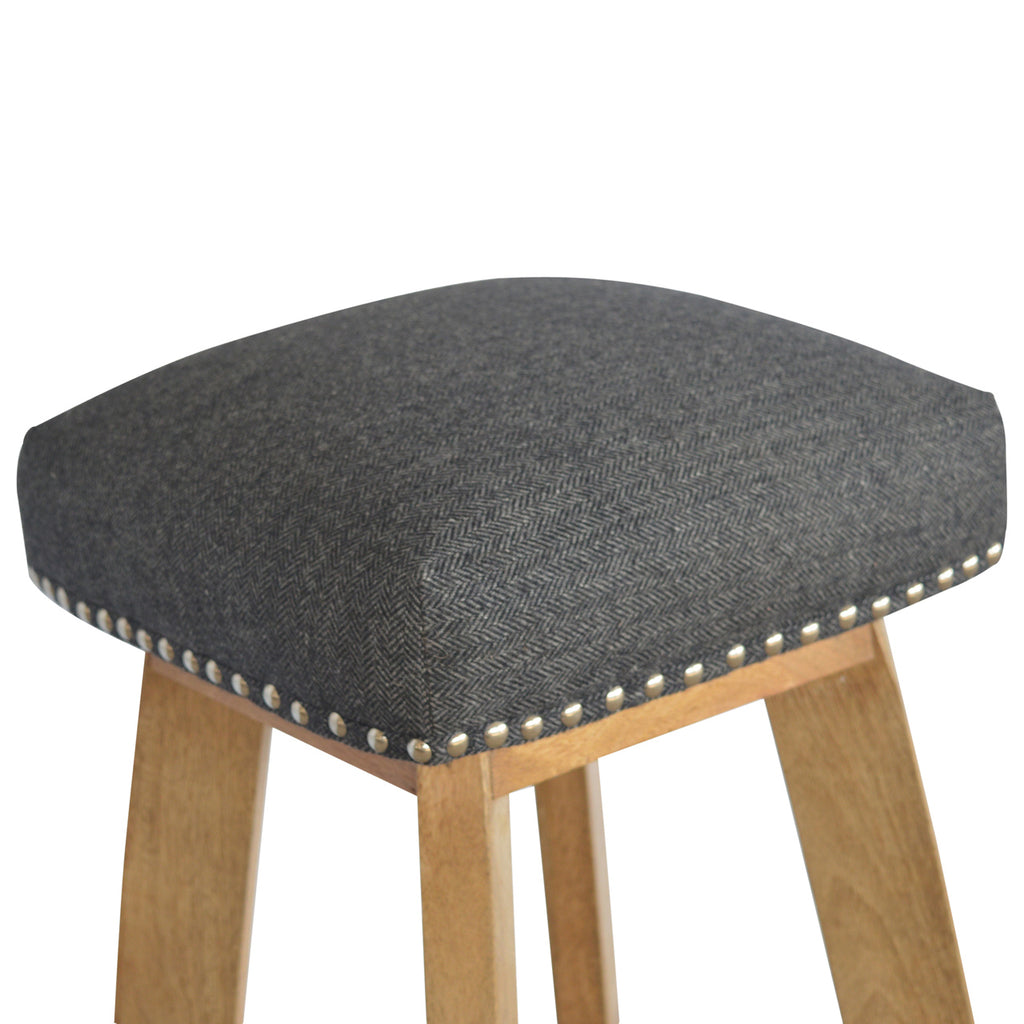 Tabouret noir tweed clouté
