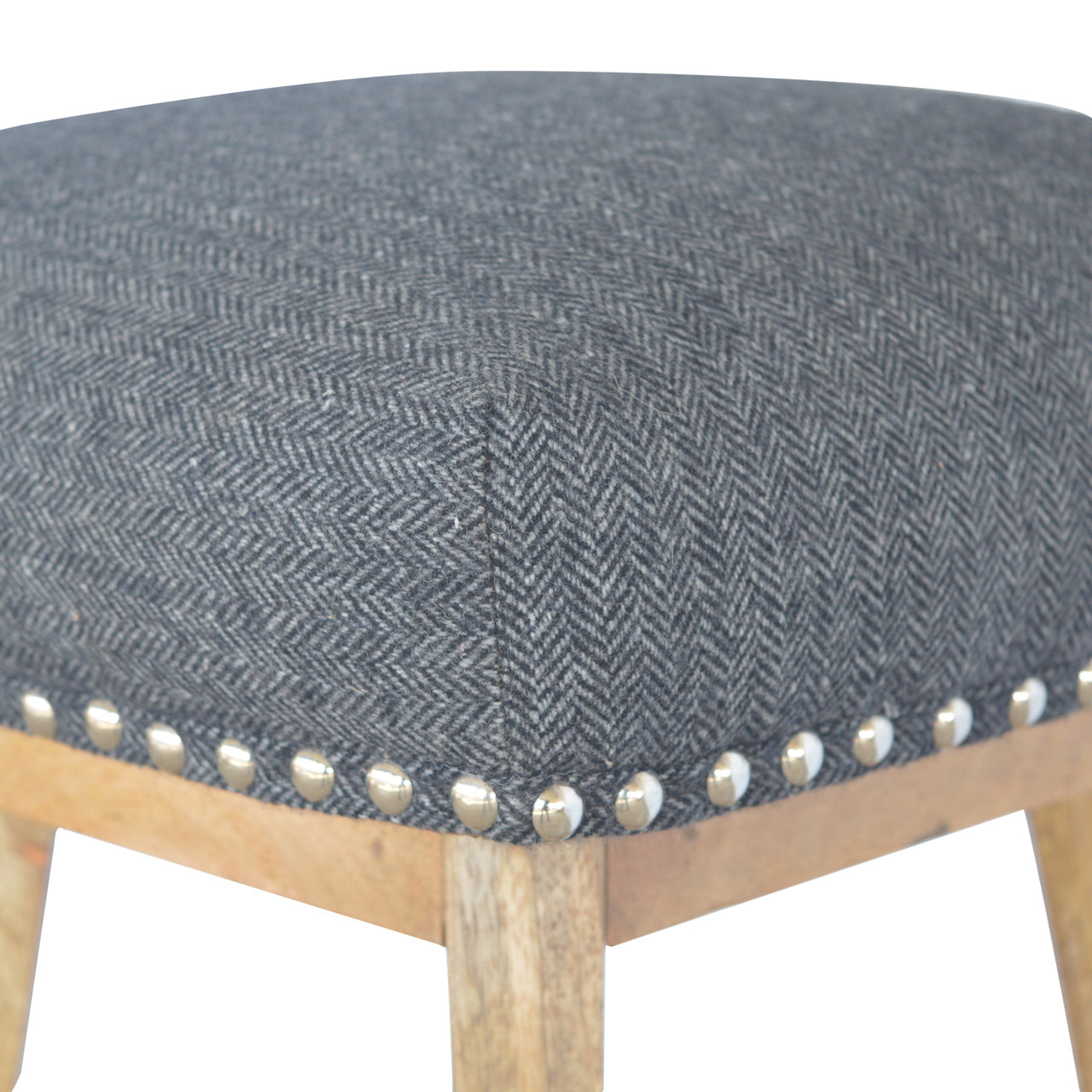 Tabouret noir tweed clouté